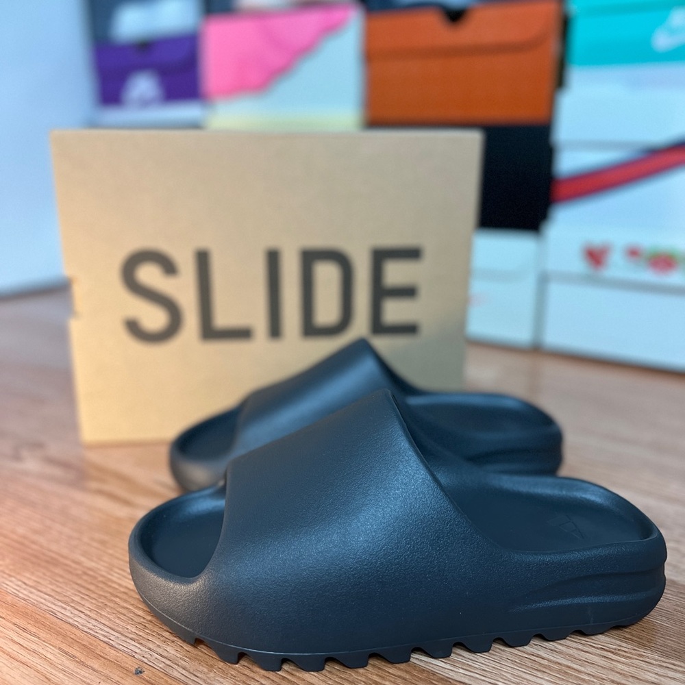 Adidas Yeezy Slide “Onyx “ size 8